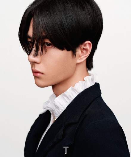 王一博|王一博眼尾钉造型亮眼 新封大片展现酷盖魅力