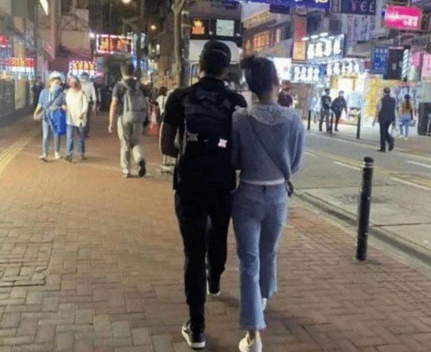 方媛|郭富城带着方媛逛街,俩人只看不买,方媛的打扮被人吐槽廉价