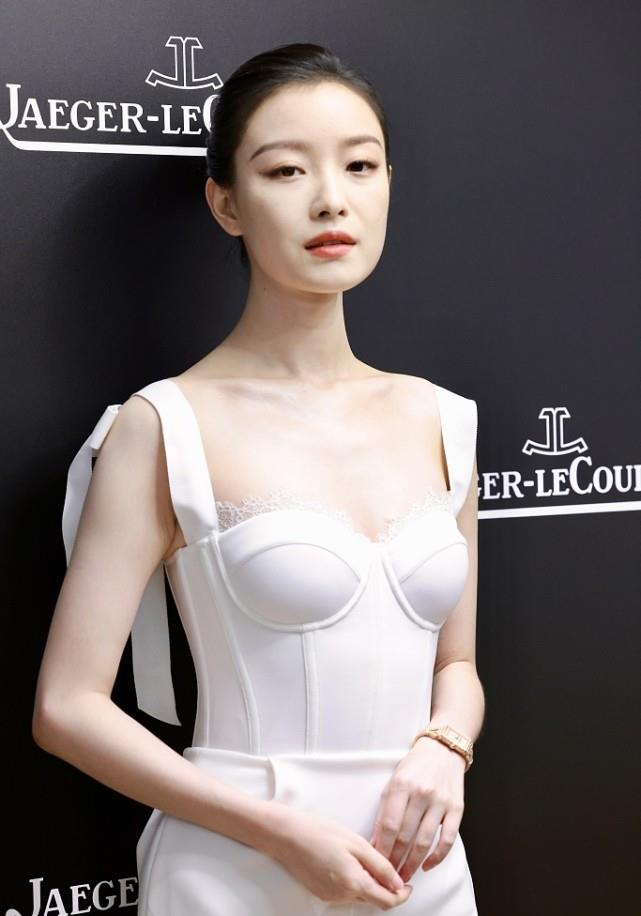 可馨育娃|倪妮的“腰臀比”真让人羡慕，穿着裹身裙好撩人，但看脸却很高贵