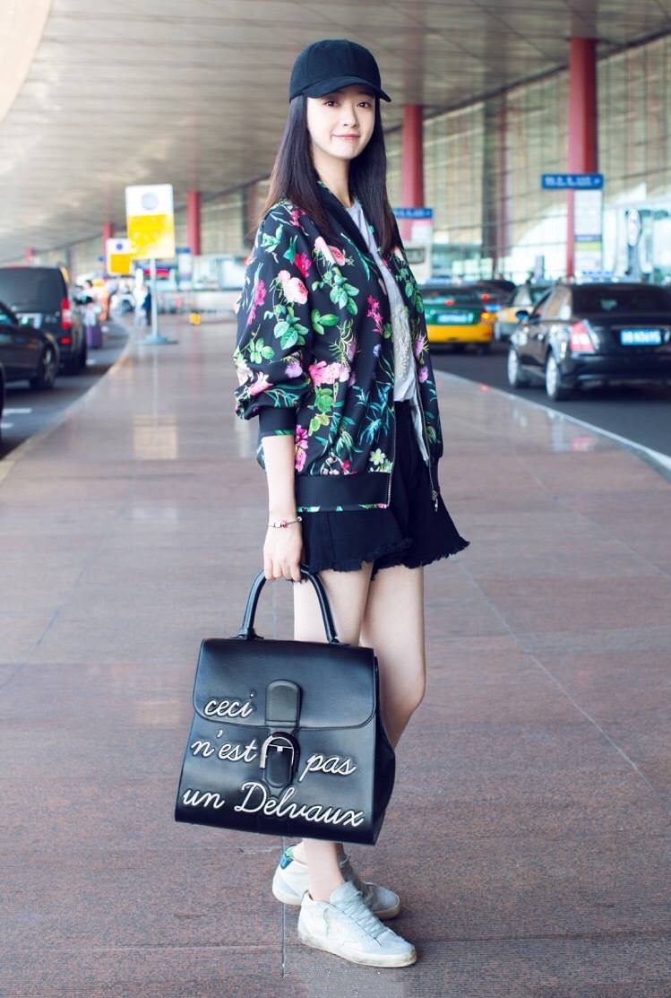 哚乐Like时尚|被蒋欣长发造型美到了!印花夹克配短裤下衣失踪,模样清纯又甜美