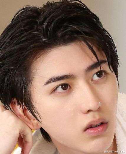 明星素颜|为美白脱腿毛,秀细腰细腿,还化烟熏大浓妆,好好做男人不好吗?