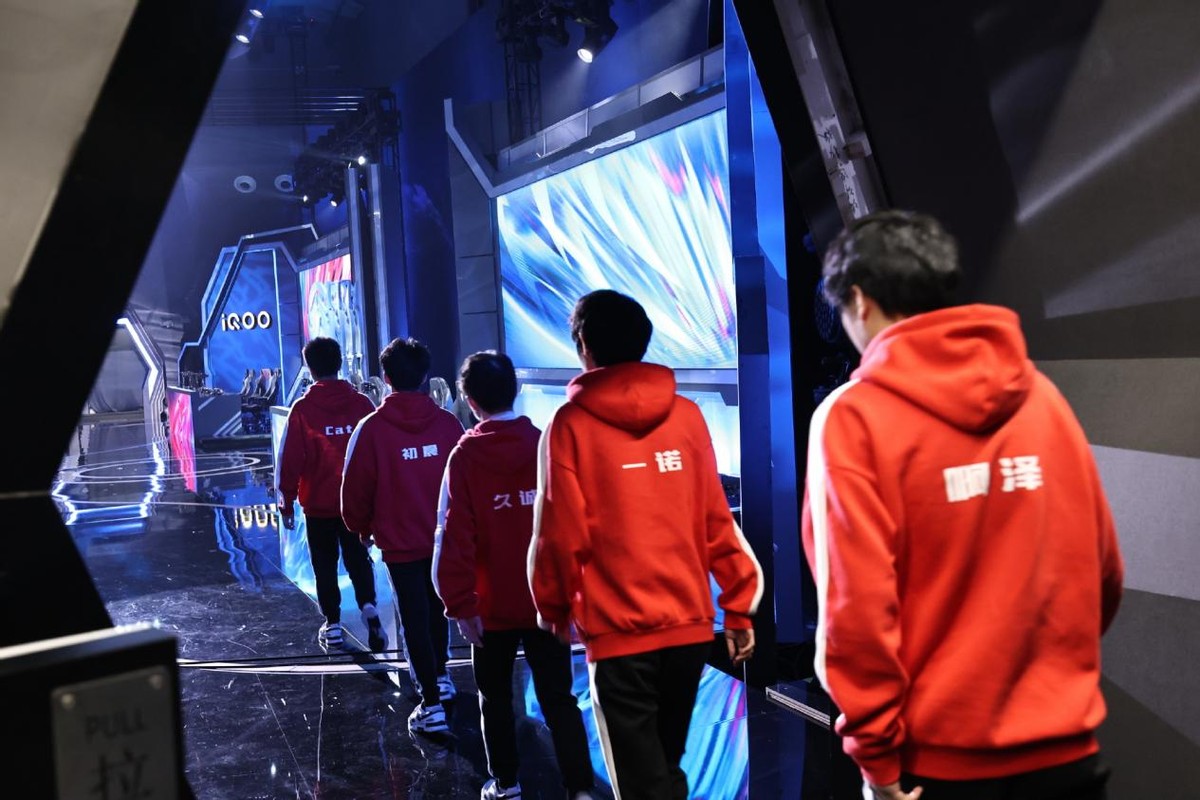 ag战队|AG月光光回归直播,带着声优妹妹小鲁班双排,观众:你还是适合直播!