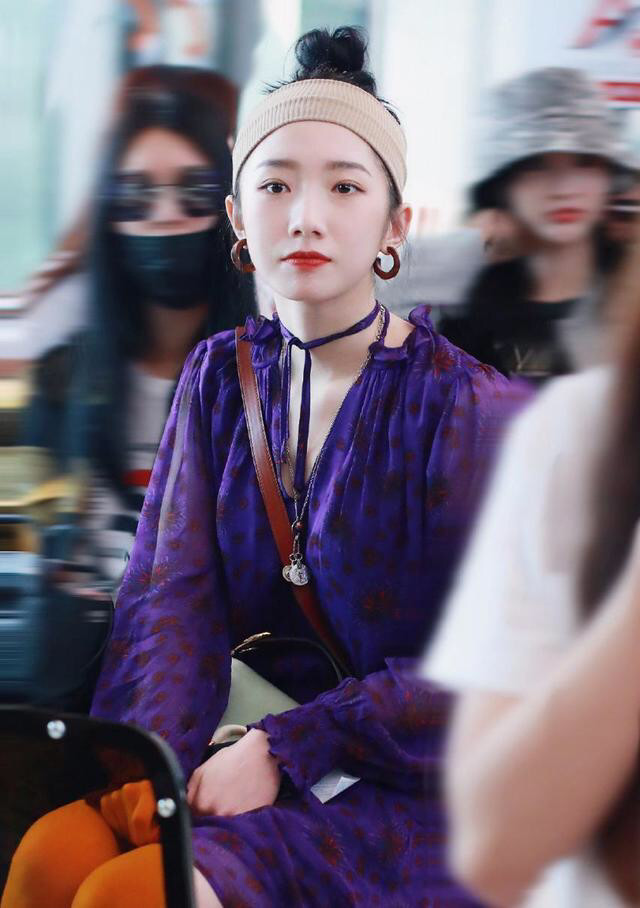 孟美岐|孟美岐真是“时髦精”,穿紫色薄纱裙搭配发带扎丸子头,减龄又时尚