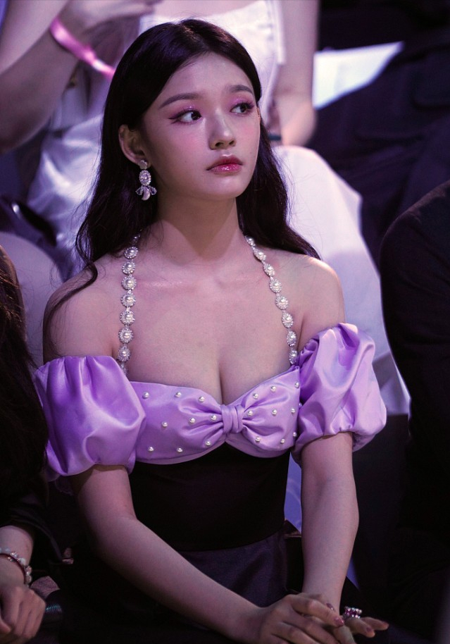 Lady变美日记 被林允的美貌惊艳到了，身穿紫色挂脖珍珠裙，肉肉身材好可爱