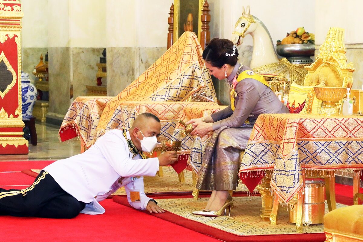 全球时尚风行 苏提达挑起大梁了!摇着牡丹折扇母仪天下,热得满头大汗衣服湿透