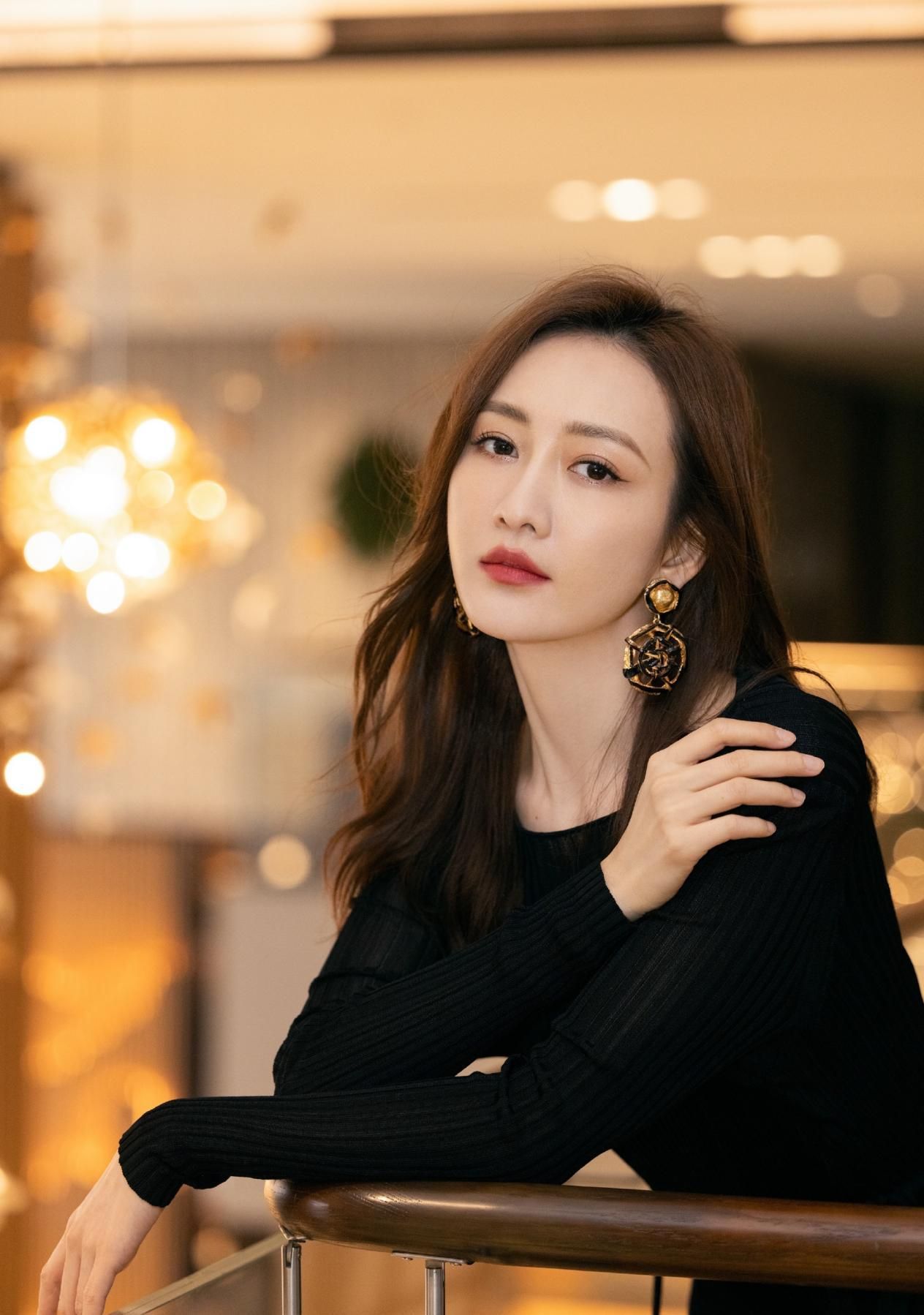 王鸥|王鸥恋上德云社何九华？男方颜值气质不够到位，被指是美女配野兽