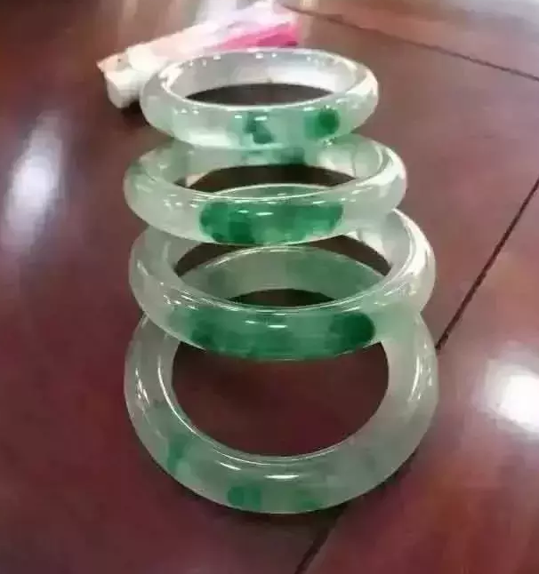 |又一传奇赌石，切开浑身是裂还能掏出百万级手镯！这运气太好了