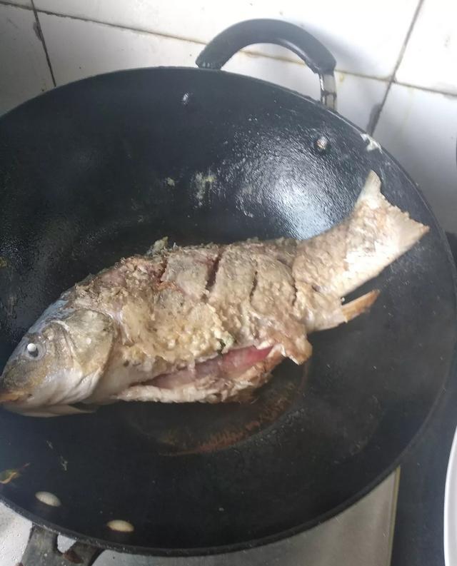 徒步走长路|怎么做红烧无刺鲫鱼不掉皮不粘锅？