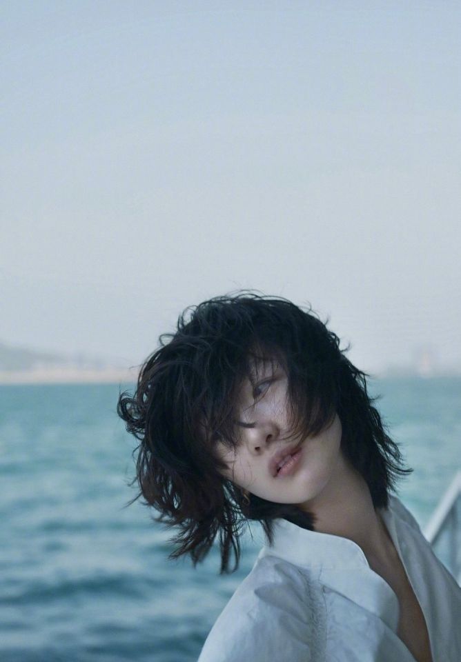 周冬雨|“三金影后”周冬雨长大了！穿丁字连体泳衣玩水，凹凸感强