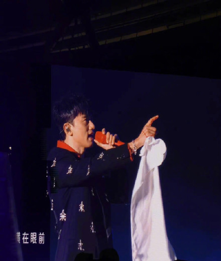 张杰|张杰演唱会摔下升降台，直接平行落下头着地，手部严重受伤