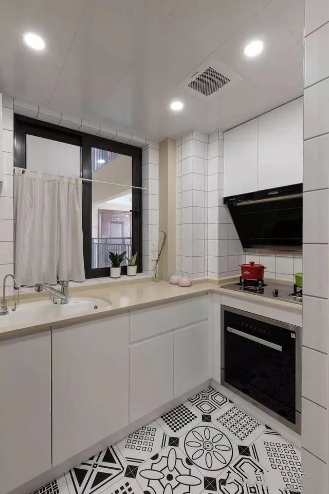 89平米的北欧小两居，原木的装饰温馨又舒适，仓谷门的厨房更迷人