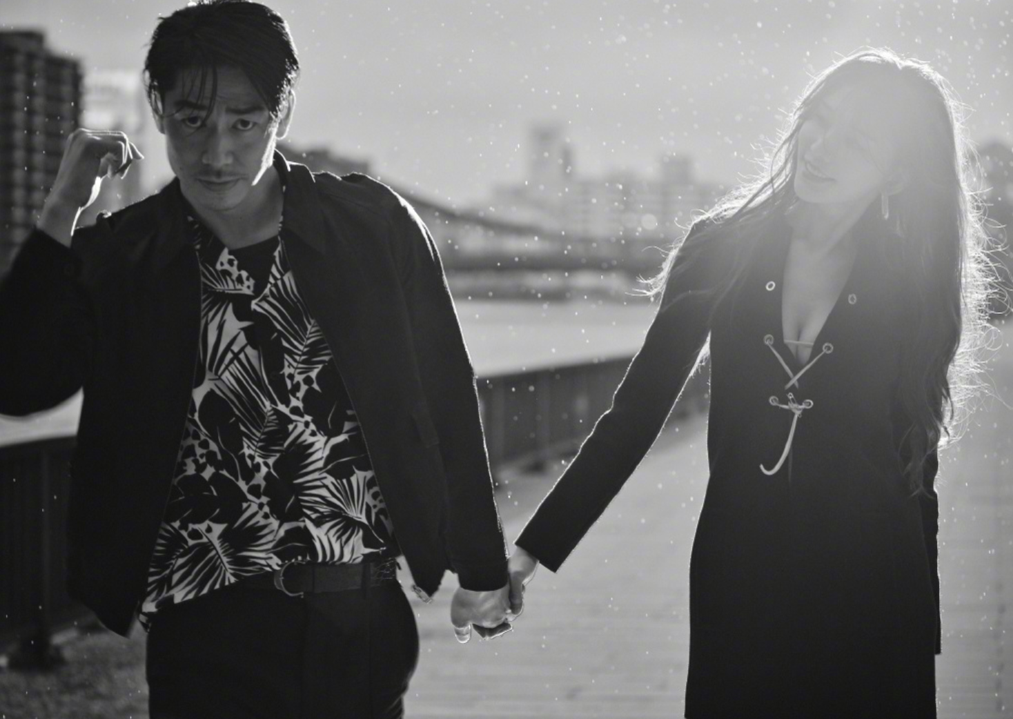 林志玲|林志玲晒与丈夫Akira恩爱写真，庆祝结婚2周年，雨中共舞超浪漫