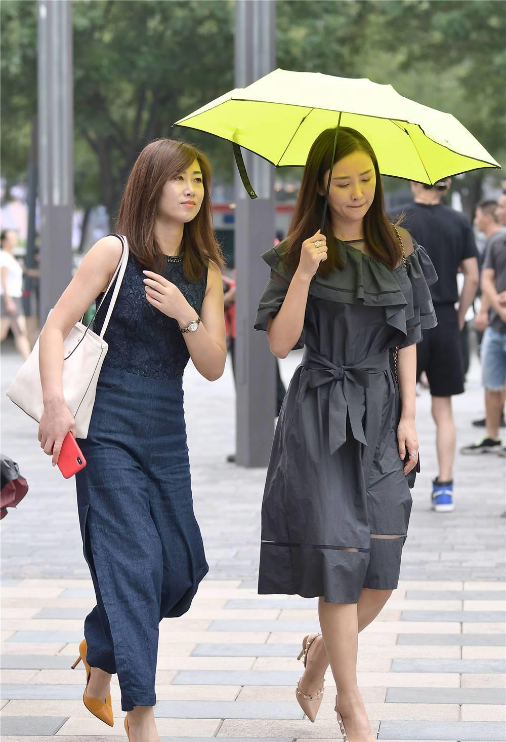 六九街拍|尖头细跟鞋也有很多款式,色彩不同,搭配也各有特点