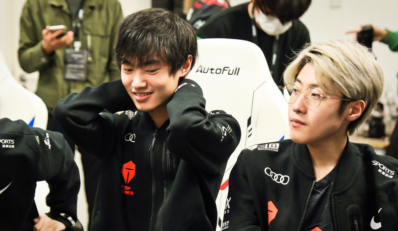 lpl|“LPL全华班陷入疯狂状态”！一周打10场比赛，选手再打50场排位