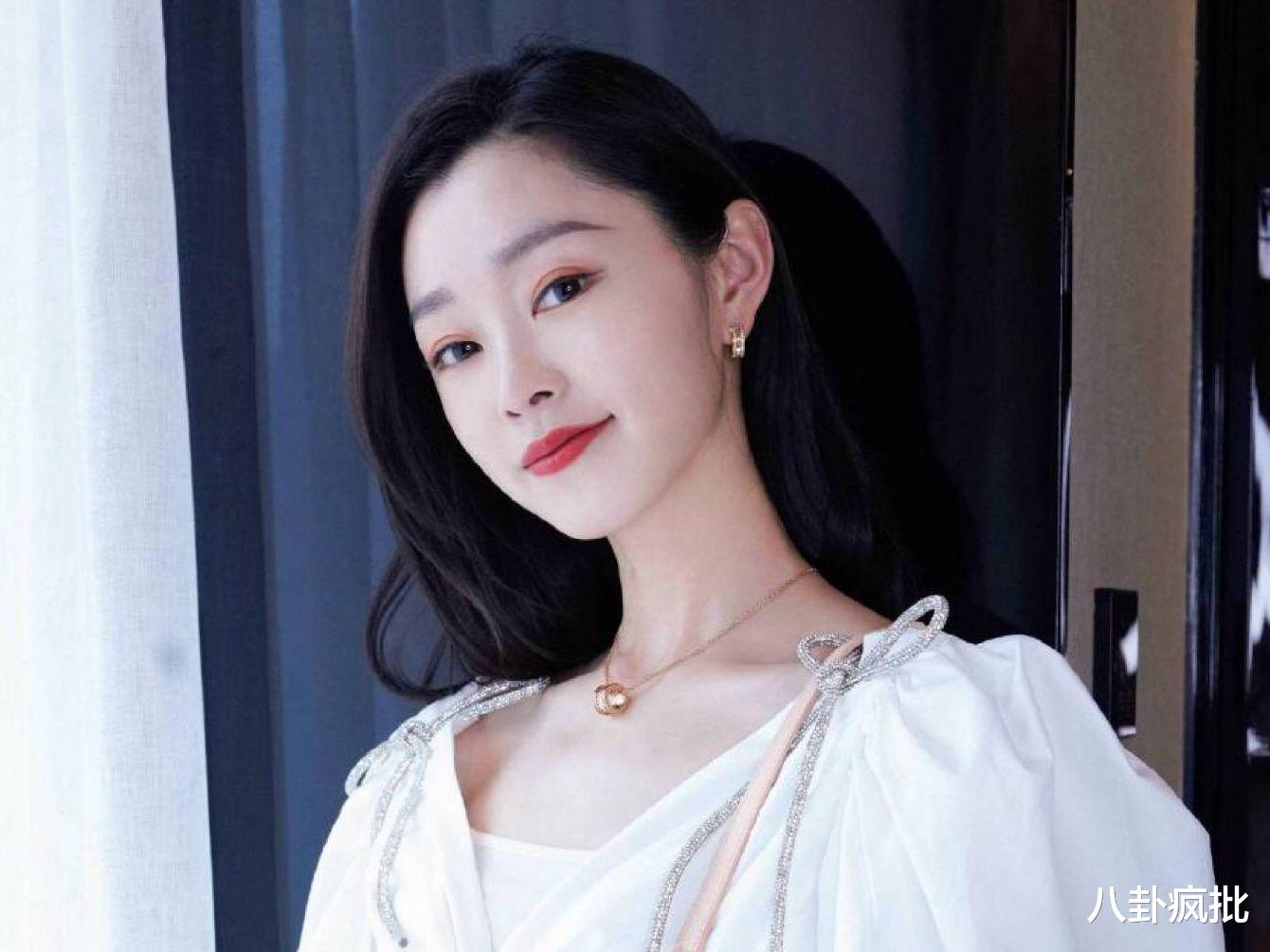 白敬亭|肖战代言产品被疯抢，白敬亭造型，陈赫宠物猪三百斤，李冰冰被逼