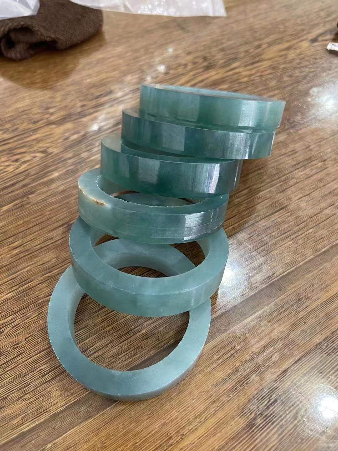 翡翠手镯|湖水蓝底的翡翠手镯，老少皆宜的款式