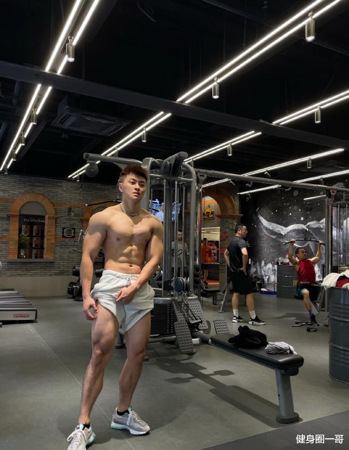 健身圈一哥 黝黑色肌肤健身教练，酷酷的巨蟹座大男孩，一身腱子肉帅气逼人！