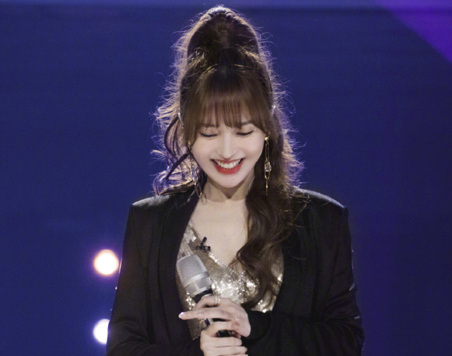 金莎|37岁金莎坐地铁被偷拍，无修图被曝后，本人晒美颜照称这才是自己