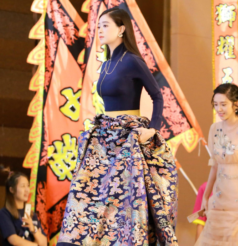 潮帮先生|蒋欣和90斤沈梦辰同穿国风裙，身材年龄都不占优势，但气场是真强