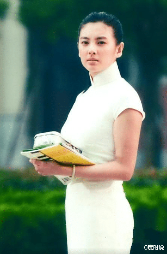 沈腾|张雨绮“多肉感”也太绝了！穿低领礼裙秀身材，这女人味羡慕不来