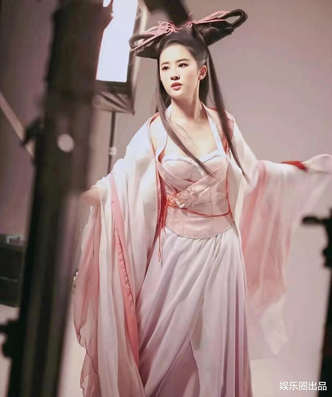 刘亦菲|刘亦菲片场拍戏被偷拍,谁留意到她的眼神,素质高低一目了然