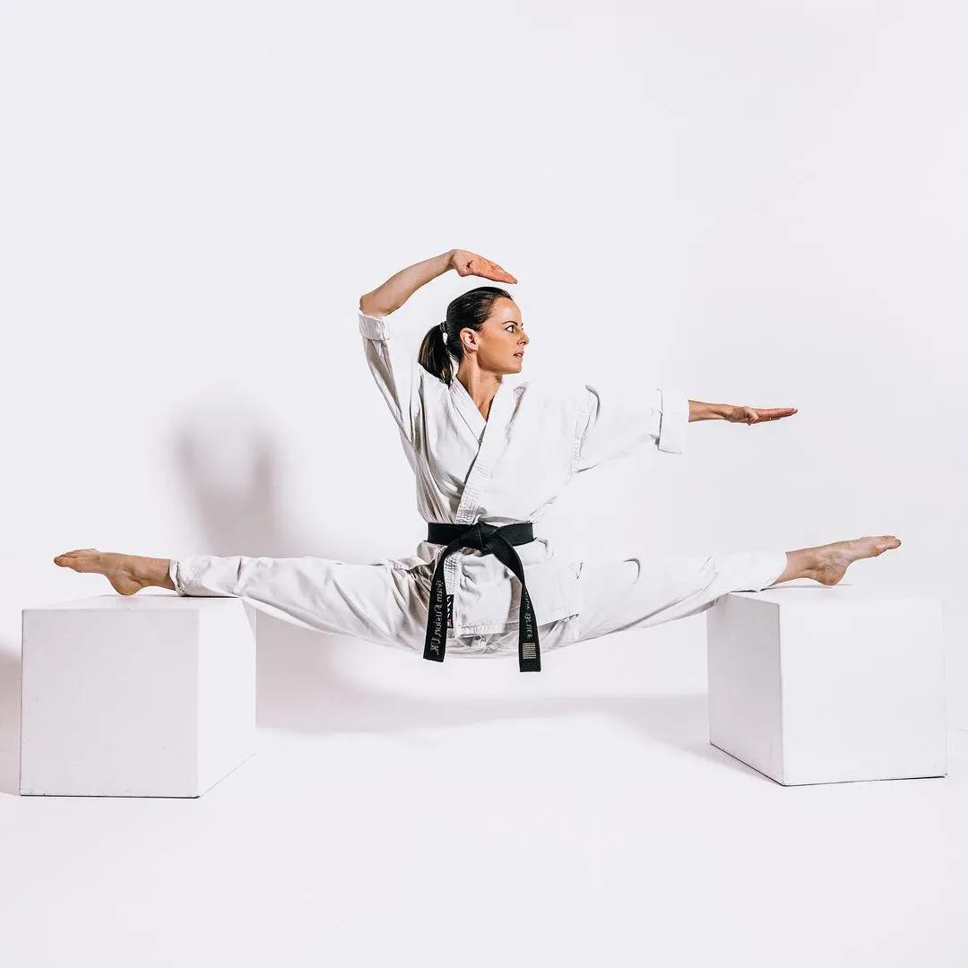 体态训练师curry|极限功夫女神“真人版春丽”1分钟踢腿212次创吉尼斯纪录！网友：想被她踩在脚下…