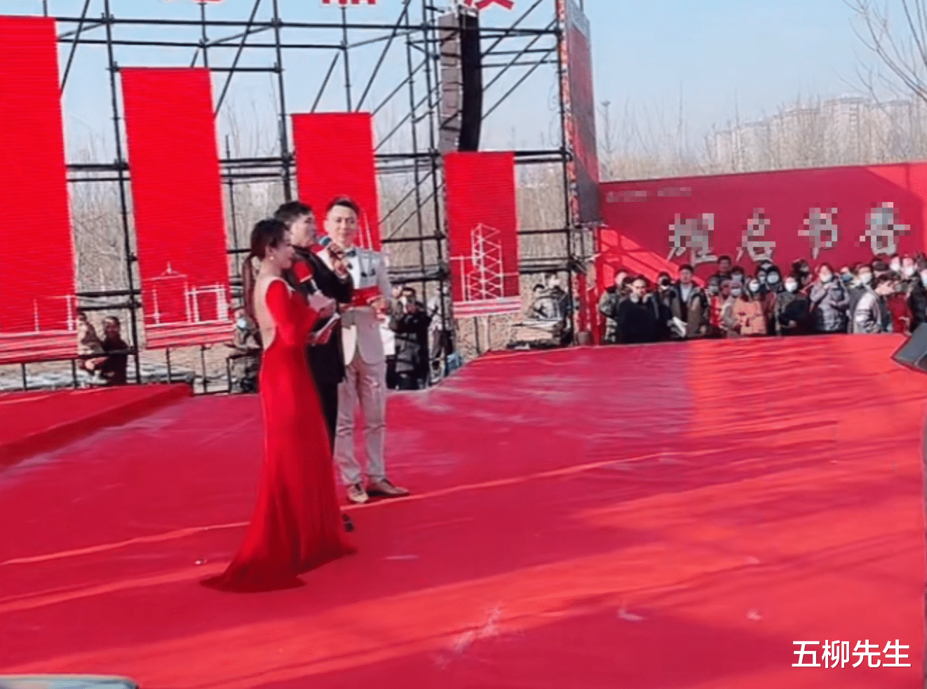 朱之文|大衣哥人气有多火？粉丝坐轮椅观看商演，台下被观众围得水泄不通