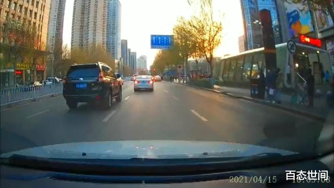 百态世间 沈阳霸道与宝马开斗气车，霸道车主故意撞击宝马，宝马车主秒怂