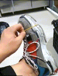 丁其琛|妹子以后别穿这么透的裙子坐公交车了,大爷看得高血压都要犯了