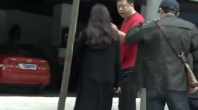 蓦然一牟 老人偏心小儿子，让大儿子和女儿愤愤难平，房屋拆迁补偿难以落地