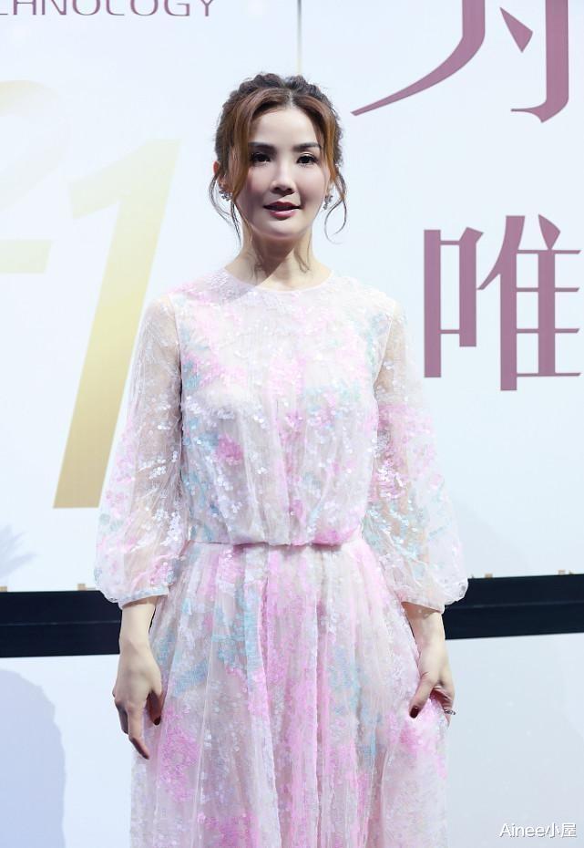 阿Sa|一点看不出蔡卓妍39了,薄纱裙配蓝粉亮片好轻柔,苹果肌饱满充实