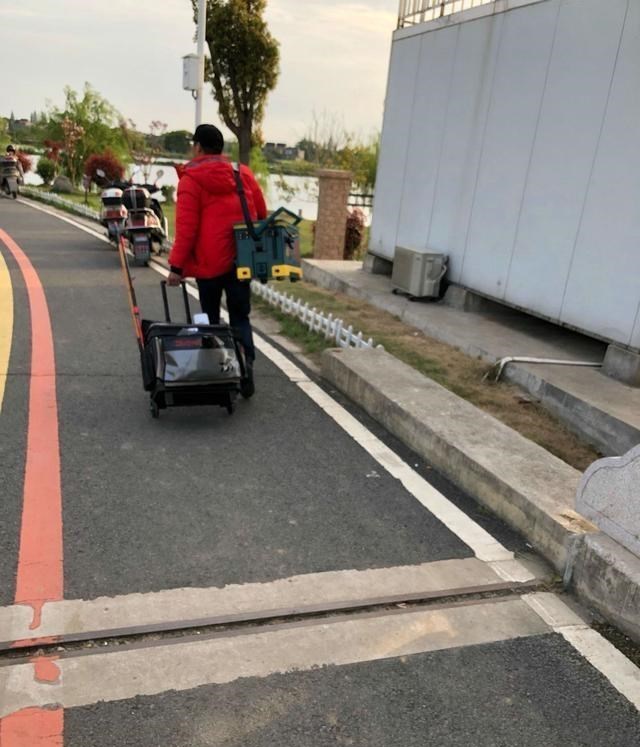 水库|云南江边出现许多大鲤鱼，大多已死亡，网友：产卵累死的