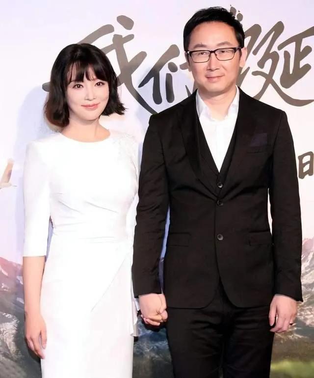胡蝶|“央视主持”胡蝶，与大12岁名导闪婚，7年生一对儿女