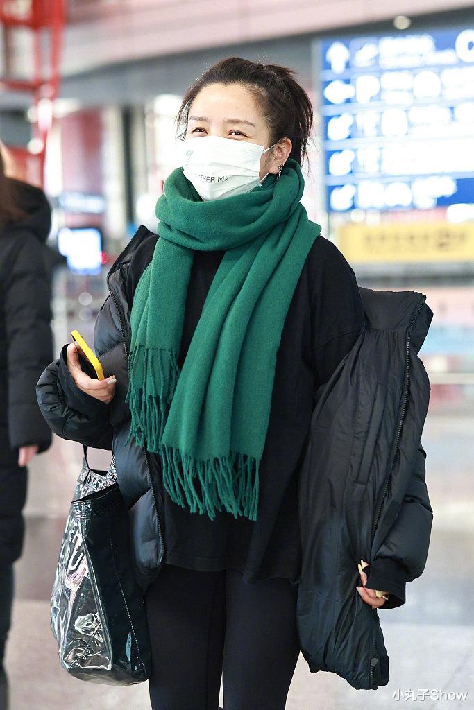 宝宝洗澡 瘦身成功!三娃妈何洁走机场变样,黑色紧身裤秀身材,大象腿没了