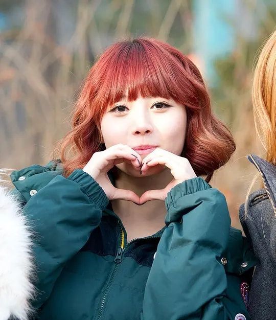 金亚荣|她曾豪砸5亿为腿投保,搀扶老奶奶被讹钱,还被粉丝寄送“刀片”