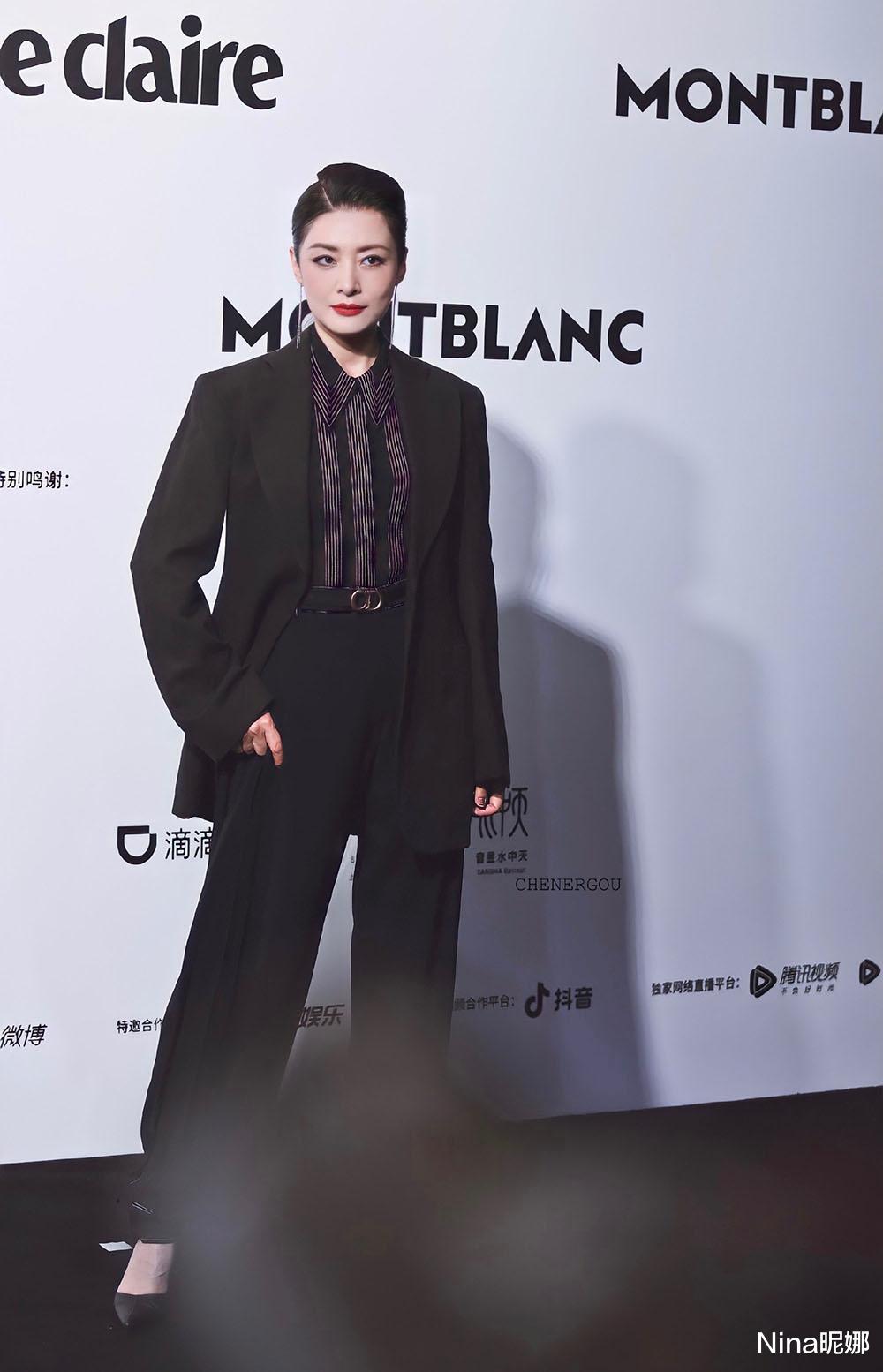 刘海|53岁周涛造型大颠覆，掀起刘海梳大背头当女王，风头盖过前同事杨澜