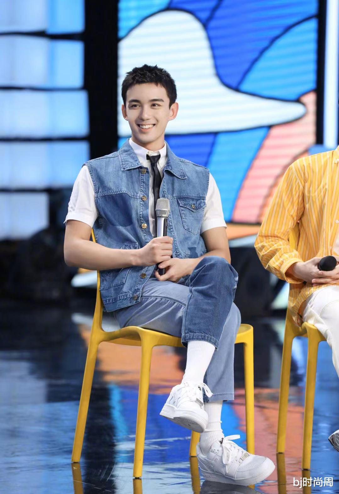 bj时尚周|吴磊穿拼色牛仔，帅回巅峰，气质就是不一样