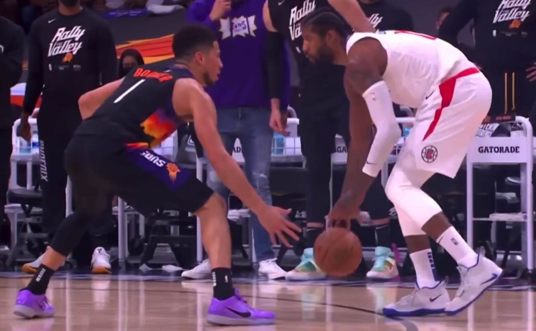 克劳德|乔治倒地酿冲突,莫里斯紧握拳头想要打克劳德,贝弗利表现理智