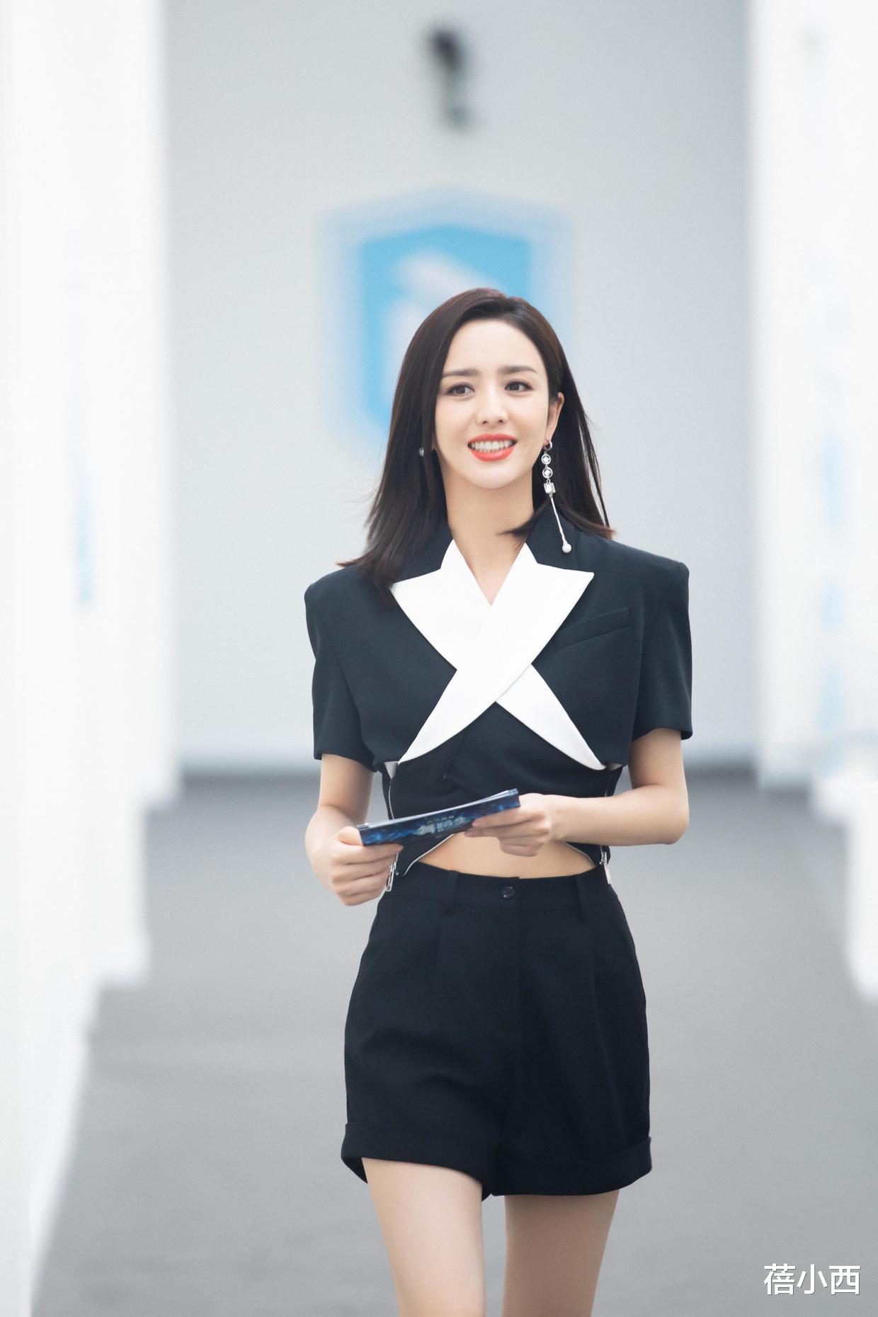 佟丽娅|佟丽娅转型大玩“女团风”,穿抹胸上衣配A字纱裙,不像80后的人