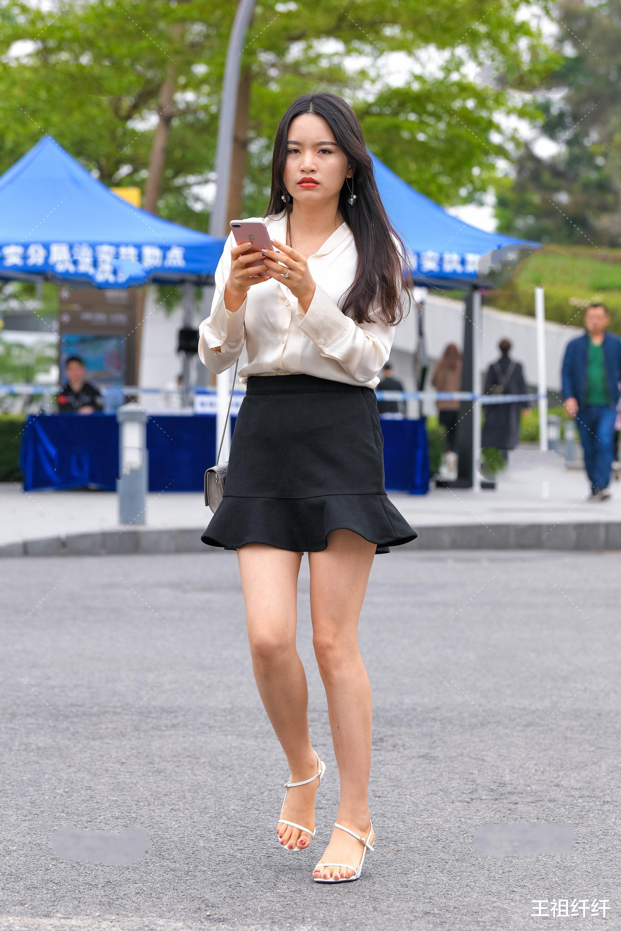 穿衣搭配|白色衬衫搭配黑色半裙，常规的搭配方法展现出独一无二的气质