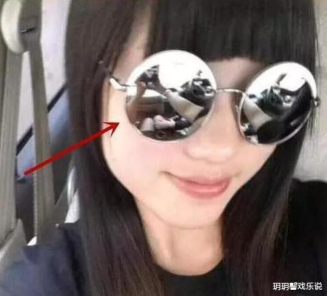 |小姐姐说这儿池塘里的鱼特别多，又好钓。但是小姐姐你这样穿的我都没心思钓鱼了哈哈哈哈。