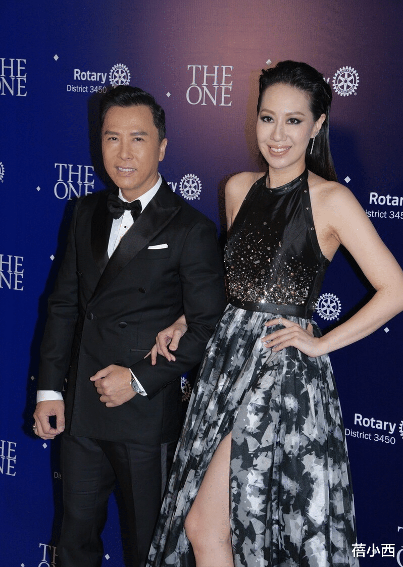 蓓小西|甄子丹的超模老婆身材顶呱呱,一袭挂脖开叉裙亮相,气质真搏眼球