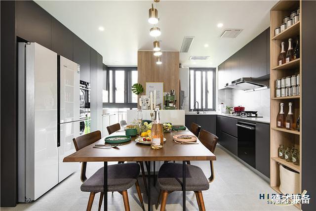 |不要再忌讳顶楼了,这家人在143㎡的顶层复式里,享受着隐居生活