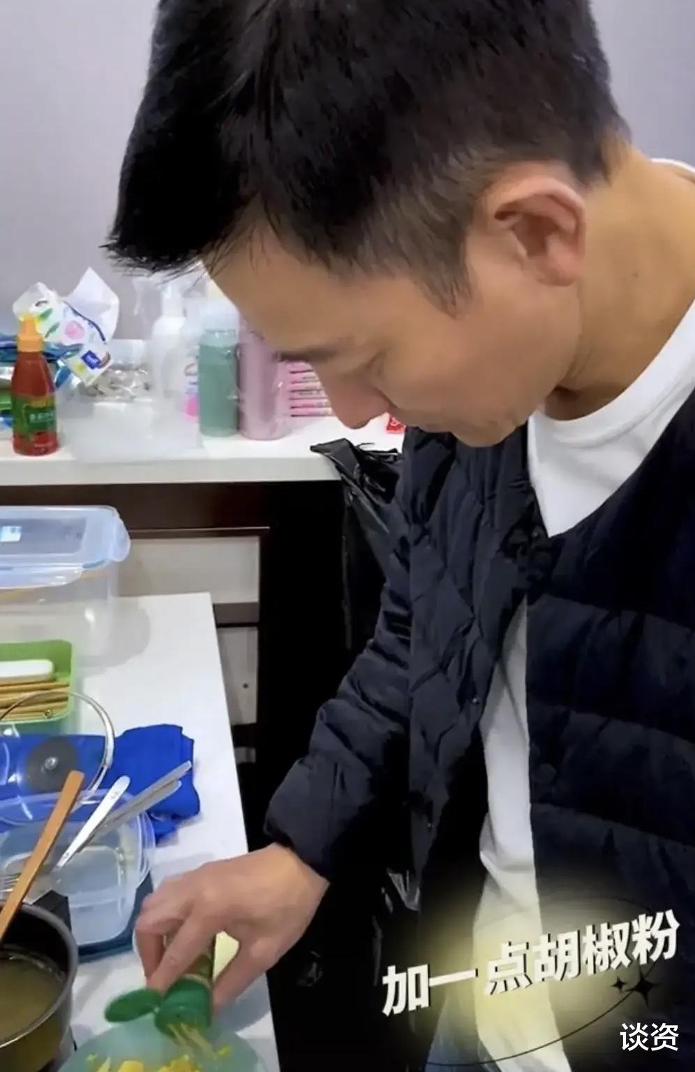 刘德华|60岁刘德华晒厨艺，手法熟练帅气依旧，戏服袖口血迹让人触目惊心！