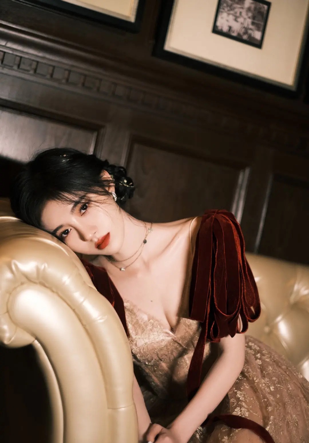 鞠婧祎|鞠婧祎造型再次封神，连发丝都做到了精致好看，靠妆造成当红小花