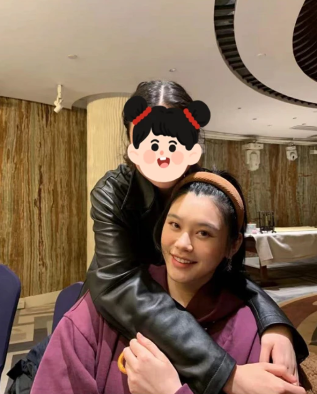 奚梦瑶|奚梦瑶晒夫妻合照，美颜过度和生图差太多，何猷君甜靠老婆肩头秀恩爱