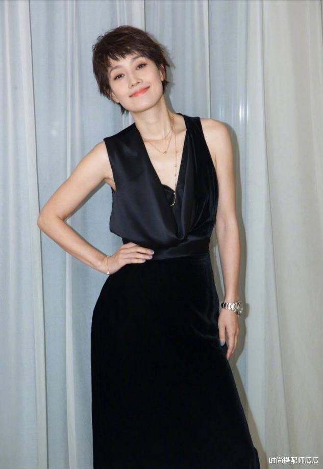 时尚搭配师瓜瓜|?奔四的女人,尽量不要短袖配牛仔裤,学马伊琍这样穿,谁穿谁好看