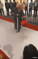 学姐说育儿|神回复:看到一位小姐姐在为难,我该伸出援手吗?神评亮了