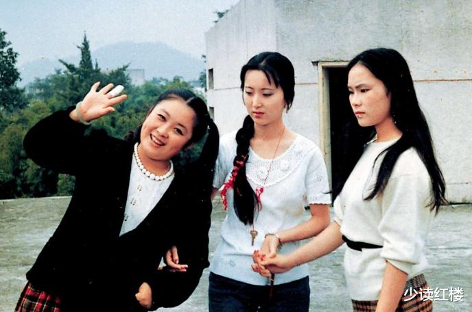 陈晓旭|陈晓旭与身边朋友罕见合影，脱下戏装的她，人群中依然惊艳