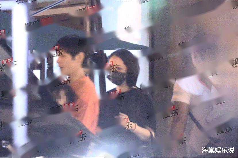 郭碧婷|郭碧婷10月25日素颜外出吃饭，面容憔悴像怀2胎，肚子捂得好严实